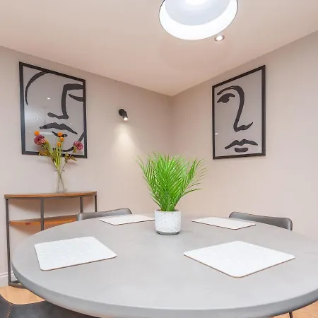 Luxurious Retreat With Workspace - Pass The Keys * Leeds (West Yorkshire)