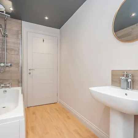 Luxurious Retreat With Workspace - Pass The Keys * Leeds (West Yorkshire)