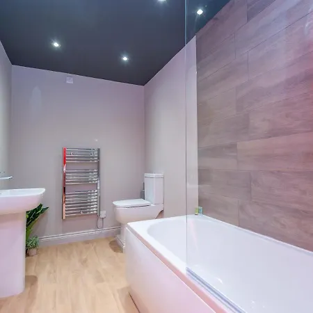 Luxurious Retreat With Workspace - Pass The Keys Leeds (West Yorkshire)